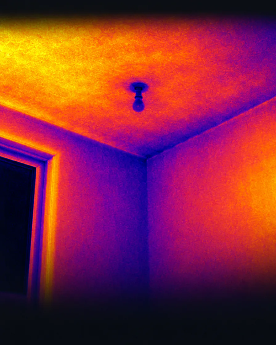 Thermal image of a warm ceiling around a cold light bulb