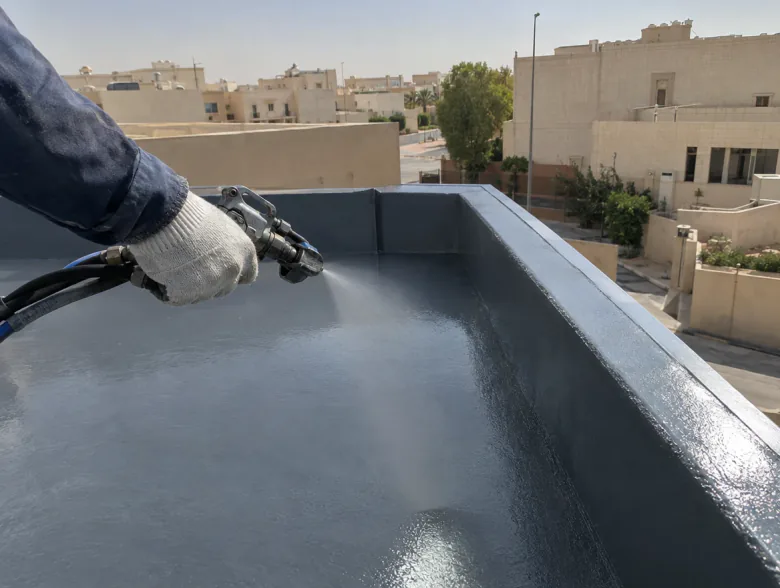 مسدس رش يضع طبقة بولي يوريا رمادية داكنة متصلة على سطح