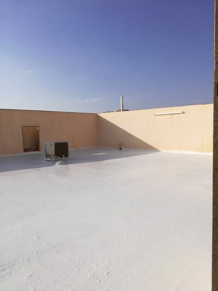 سطح معزول باللون الأبيض تحت سماء صافية
