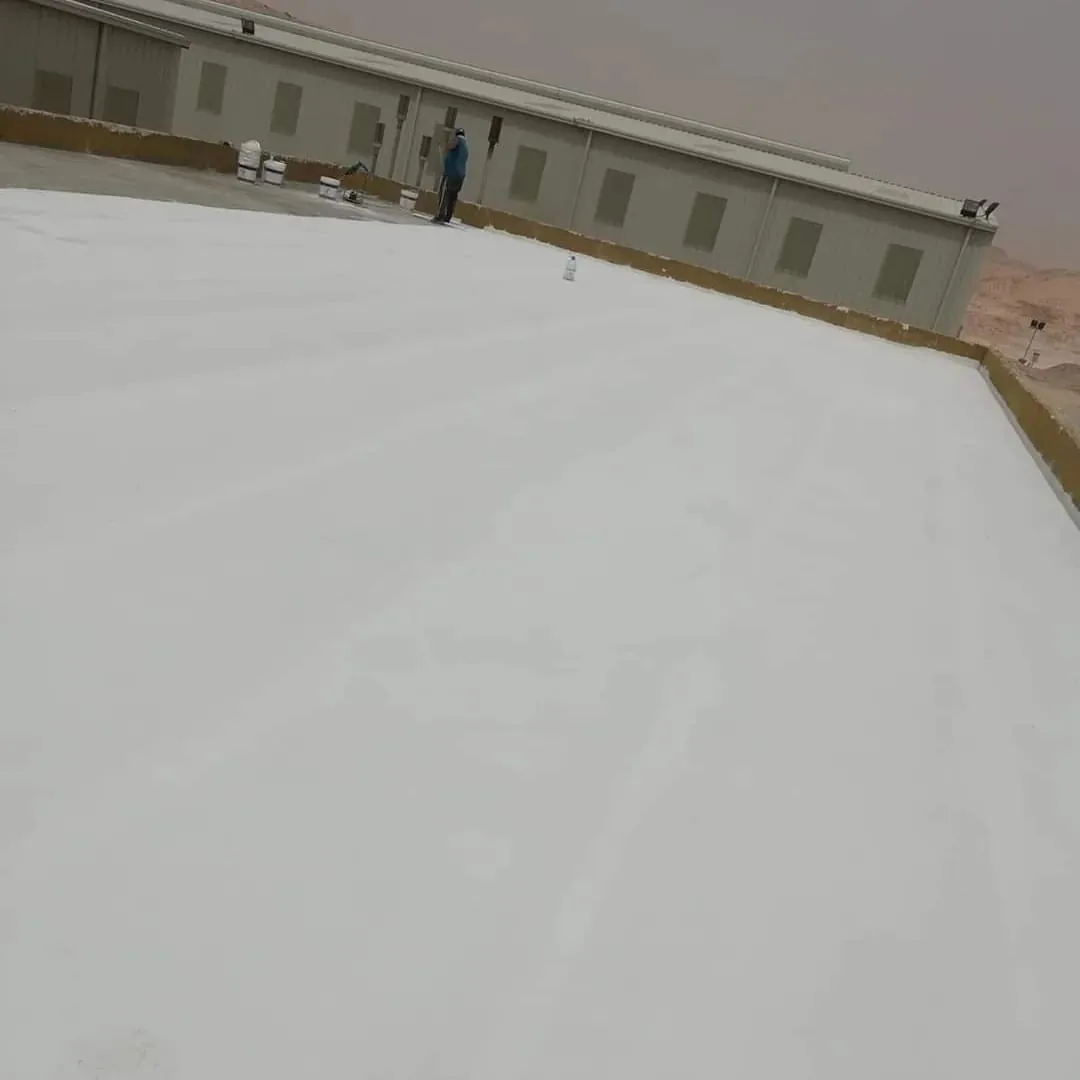 سطح مبنى مغطى بعزل أبيض